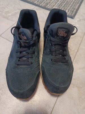 Nike Women's Size 7 MD Runner 2 SE Black AQ9121-001 Suede Gold Nike Spell Out