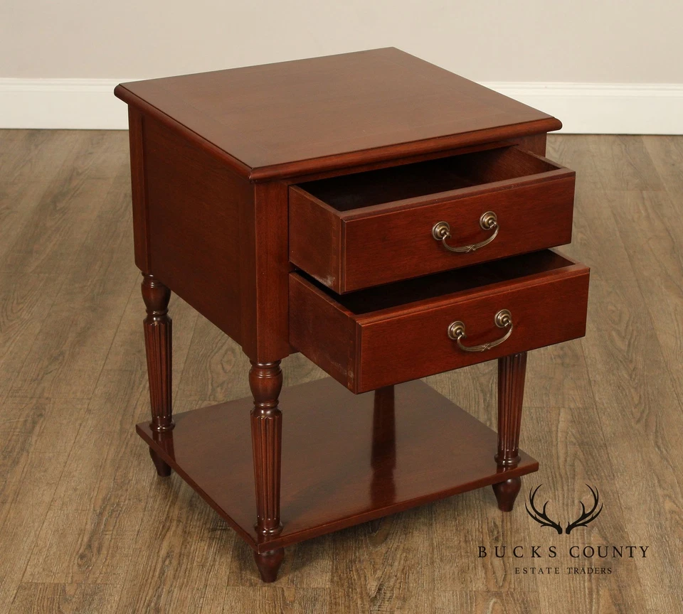 Mesita de noche estilo tradicional de dos cajones de caoba Foto 3 de 4