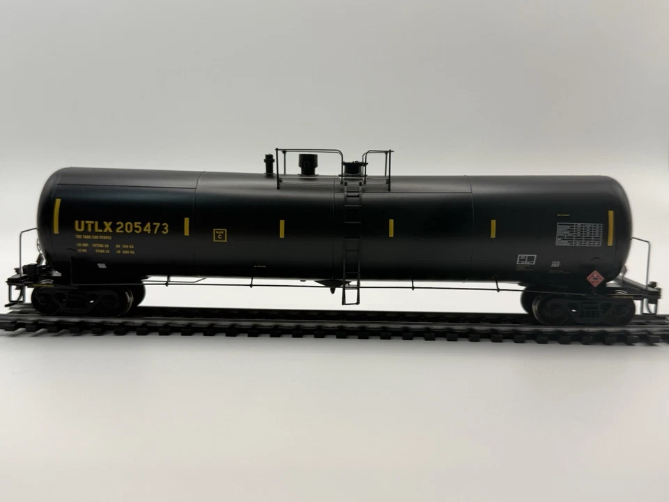 HO InterMountain UTLX 33,000 Gal Tank Car 205473 – Kadee Couplers Metal Wheels - Image 3 of 4