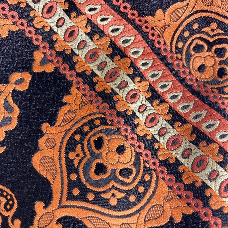 Corbata de tela Wembley para hombre negra naranja medallón mezcla de seda Foto 2 de 4