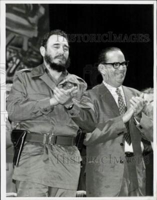 1975 Press Photo Fidel Castro & Osvaldo Dortice at VE Day Ceremony in Cuba.