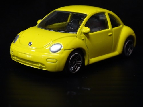 VW 'NEW' BEETLE 2001 IN YELLOW; LOVELY 1/60 SCALE DIECAST COLLECTABLE MODEL CAR - Picture 4 of 13