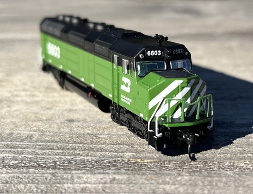 N Scale-Athearn F45 Diesel Locomotive Burlington Northern BN (DC) - Picture 5 of 14
