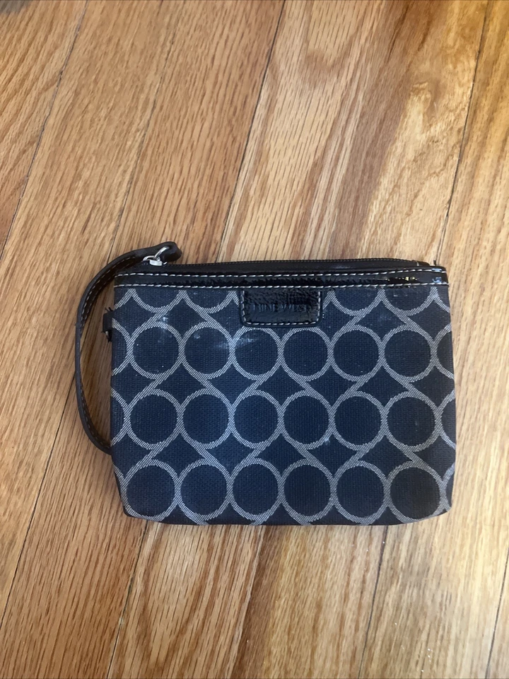 Muñequera pequeña Nine West con estampado de números excelente estado Foto 2 de 4