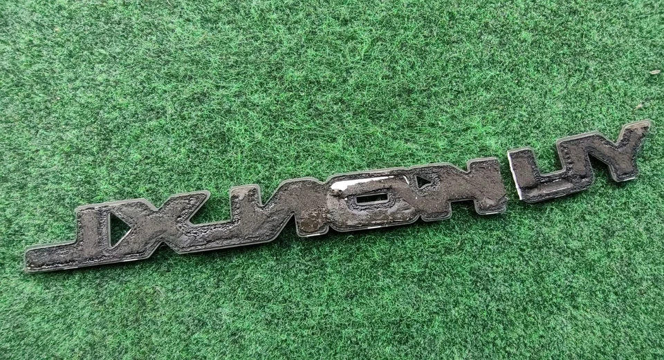 2000-2006 GMC YUKON XL REAR TRUNK LID EMBLEM LOGO BADGE SYMBOL Cracked 2L3 - Image 3 of 3