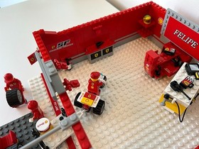 Lego 8144 Ferrari 248 F1 Team set (Raikkonen Edition)
