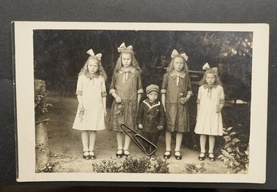 Foto Portrait Kinder Familie Junge Mädchen Model Bruder Schwester Kleid Postkart