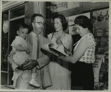 Foto de prensa 1959 Dr. y señora WR deMonsabert dan respuestas a Pauline Rushing