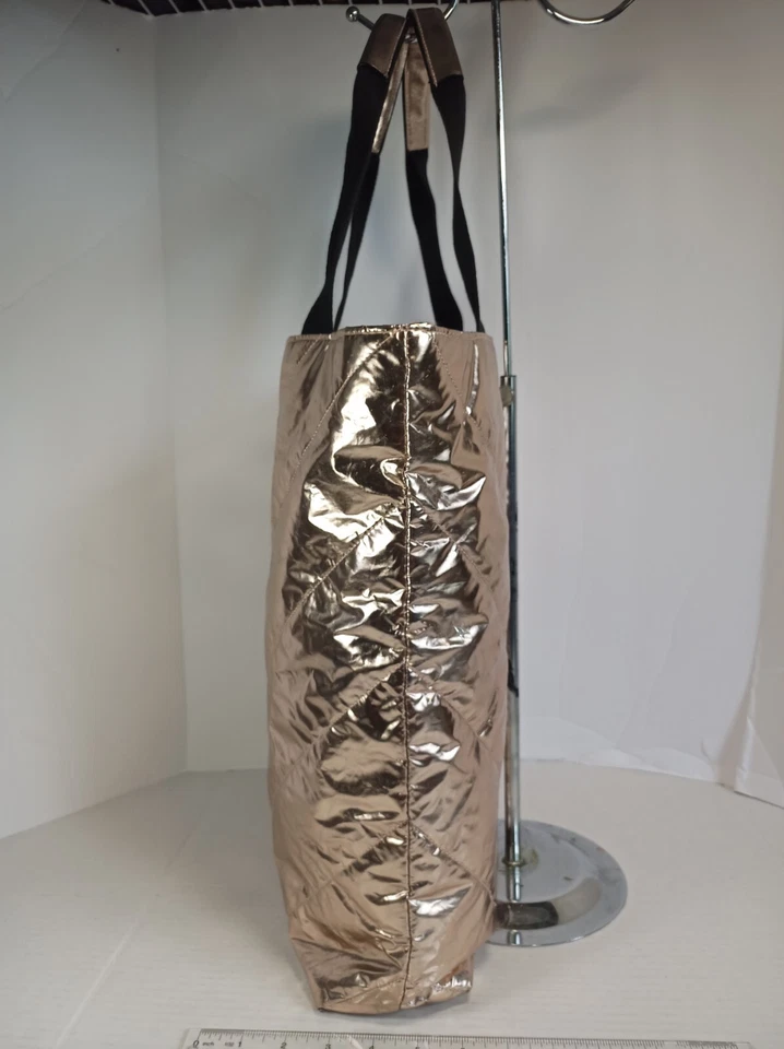 Bolso de Mano Victoria's Secret Edición Limitada Grande Oro Rosa Tela Metálica Foto 2 de 4