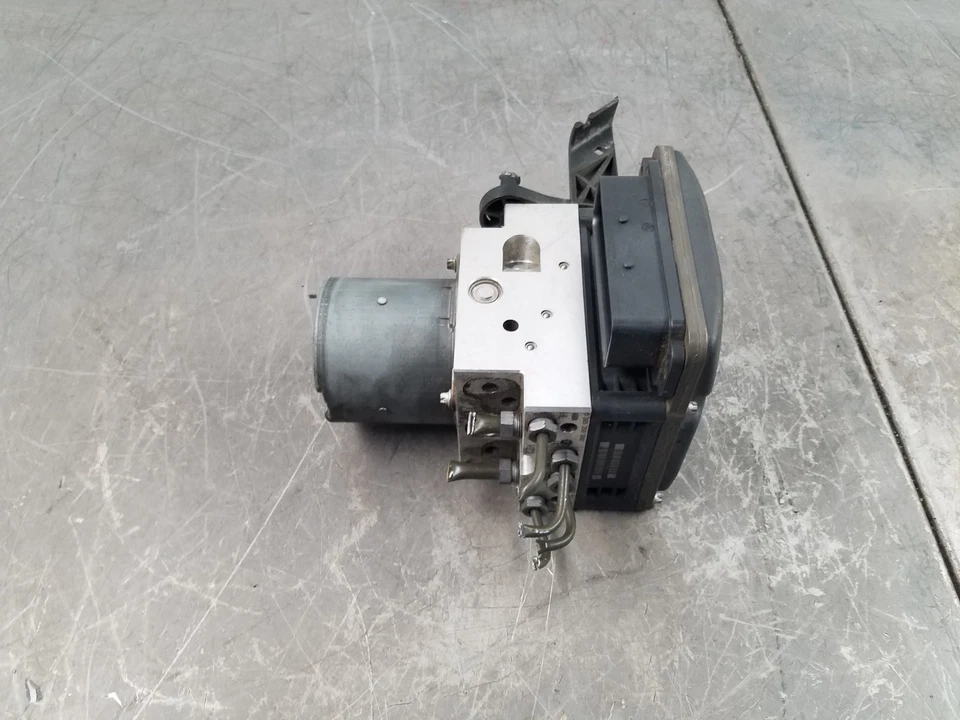 2010 Mercedes Benz AMG E 63 ABS Brake Pump Module #1562 VV1 - Image 2 of 4