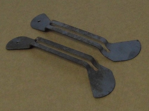 Triumph Tiger Cub PTK72 Petrol Tank Knee Grip Rubber Weld On Fixing Brackets ' - Picture 3 of 4