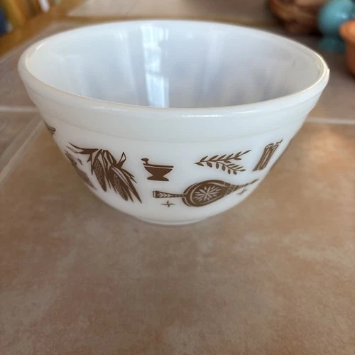 Vintage PYREX Milk Glass Early American 1 1/2pt Small Mixing Bowl #401