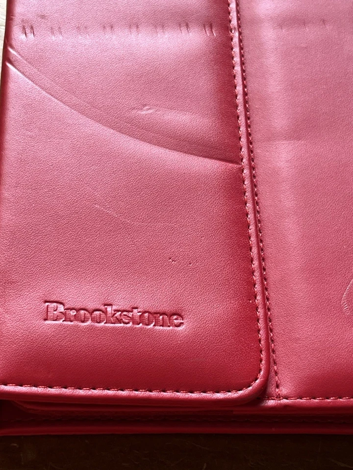 Teclado Bluetooth Brookstone con estuche portátil para tableta iPad 2 en rojo Foto 3 de 4