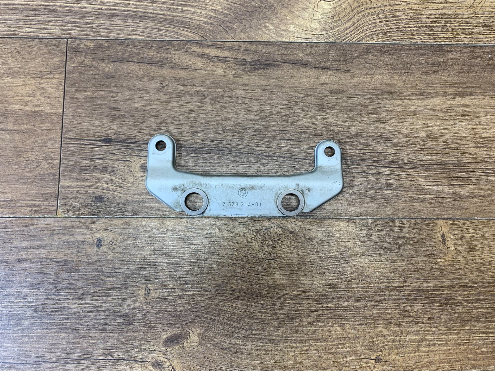 1017 BMW 550 650 750 B7 Exhaust Muffler Mounting Bracket Holder F01