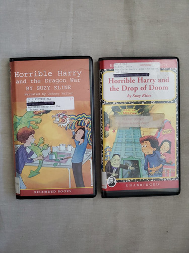 Horrible Harry 2 Audiobook Cassettes Unabridged (Ex Lib) Dragon War/Drop Doom - Foto 1 di 8