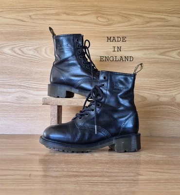 Bottines Dr Martens taille 37 MIE en cuir noires avec un petit talon vintage - Photo 1/4
