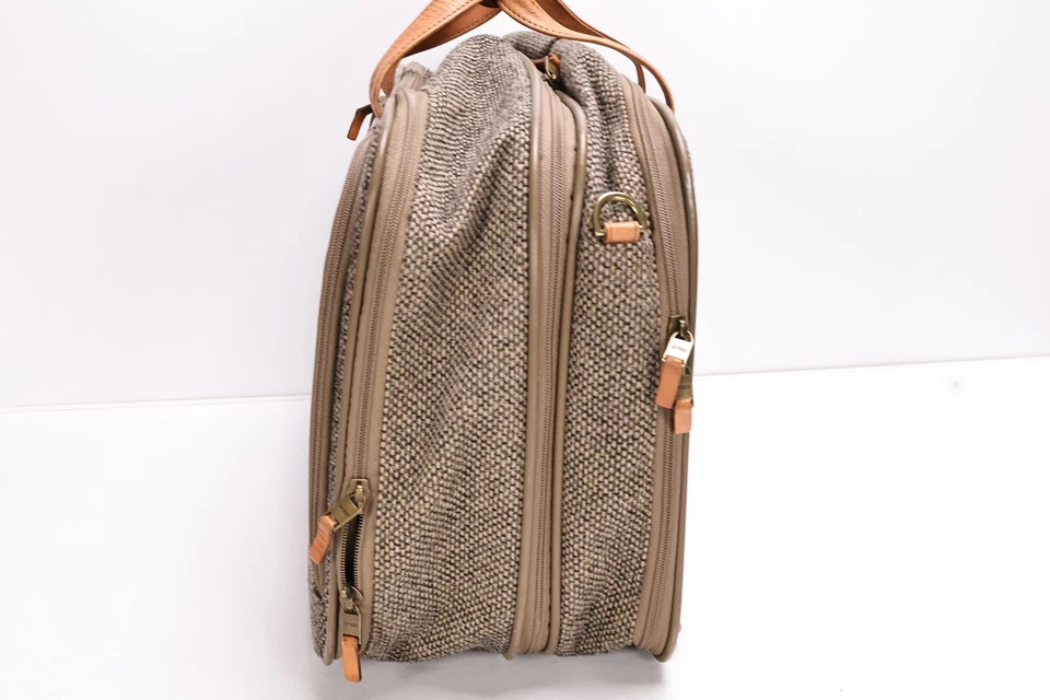 Bolso de ropa de cuero Hartmann tweed y cinturón expandible 22 x 14 x 10 Foto 2 de 4