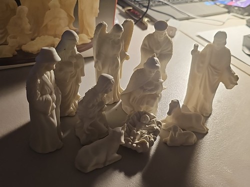 Nativity Set 11 Piece Porcelain Nativity On Wood Base Christmas - Picture 3 of 4