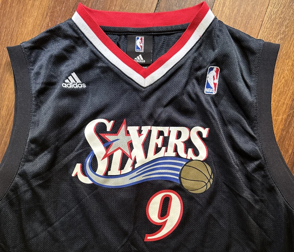 Camiseta Adidas Philadelphia Sixers Andre Iguodala Negra Retro Firmada Juvenil XL Foto 3 de 4