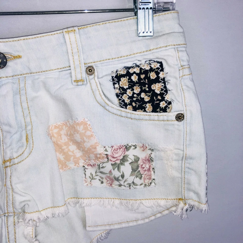 Bermuda jeans Carmar lavagem leve patchwork hippie boho bainha com franjas 25 - Imagem 2 de 4