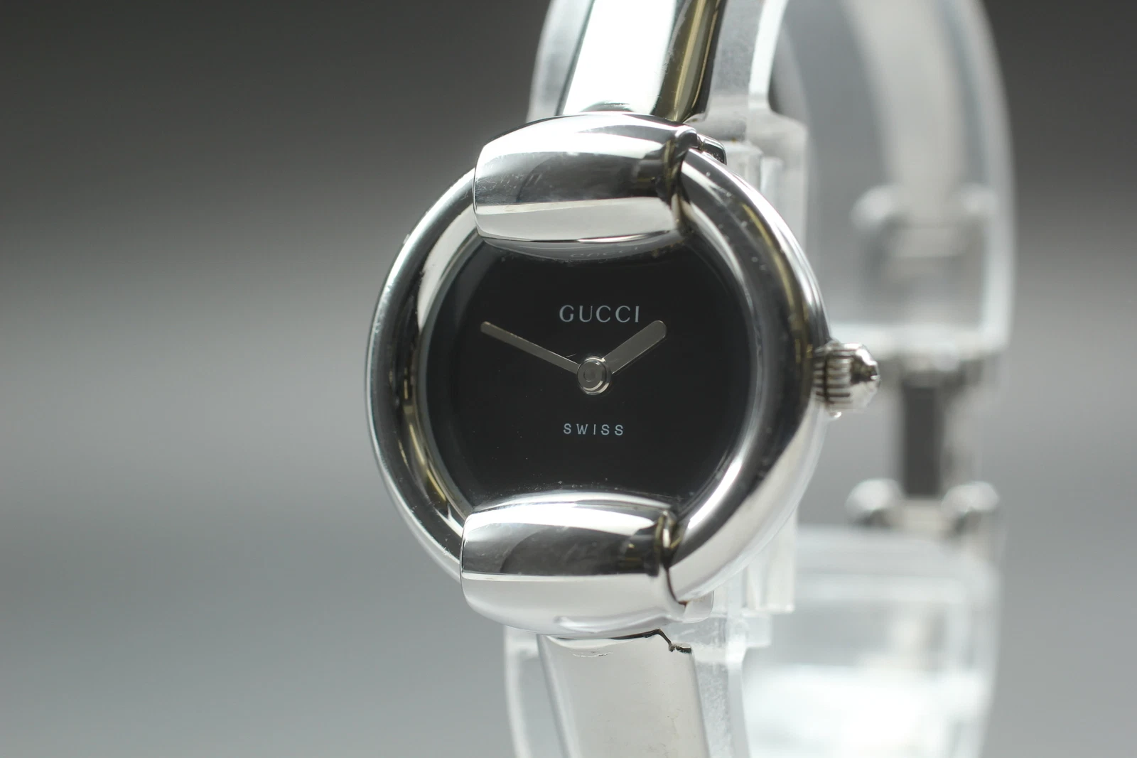 [Presque comme neuve] Montre femme vintage Gucci 1400L 25 mm cadran noir quartz argenté 