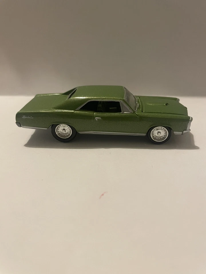 1998 JOHNNY LIGHTNING 1967 PONTIAC GTO GREEN OPENING HOOD LOOSE DIECAST - Image 3 of 4