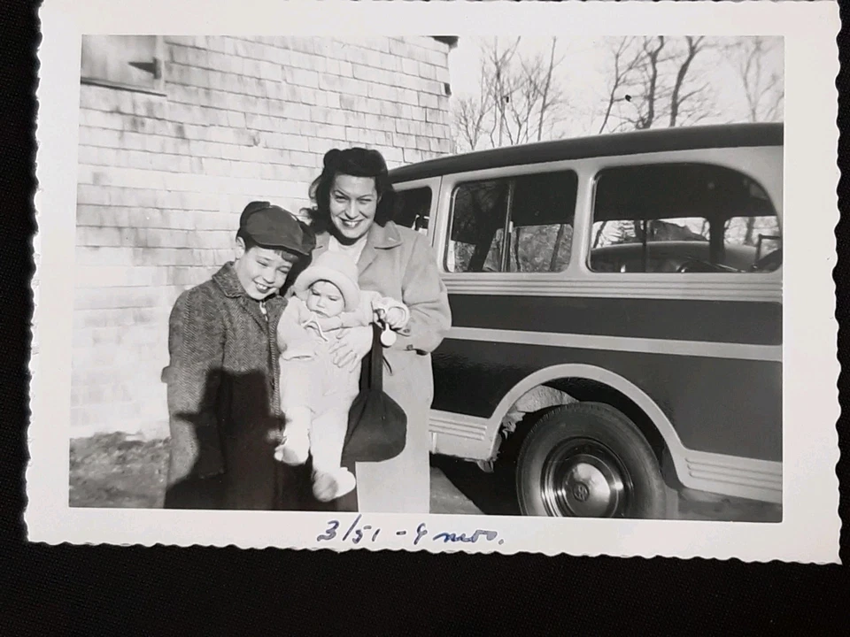 LOTE DE 100 FOTOS VINTAGE EN BLANCO Y NEGRO AL AZAR - TEMAS ANTIGUOS - COCHES, PERSONAS, FOTOS INSTANTÁNEAS Foto 4 de 4