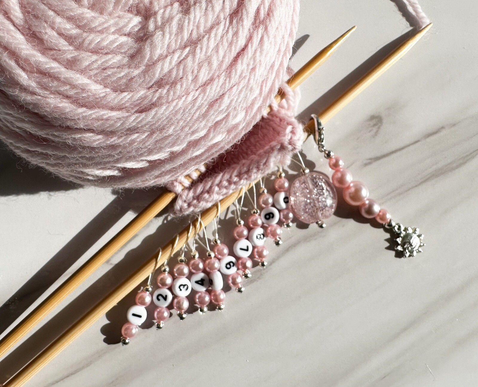 10 Flexible Lightweight Numbered Knitting Stitch Markers + 1 Progress Keeper