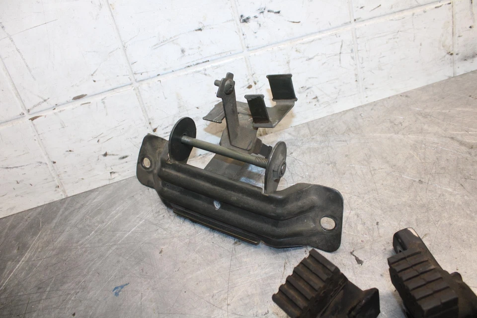 1998 Suzuki TL1000S GAS TANK FUEL CELL PETROL RESERVOIR BRACKET MOUNT BB508 - Image 4 of 4