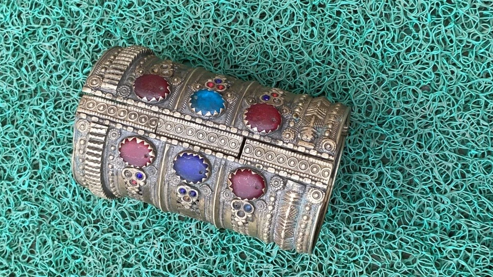 Brazalete brazalete de mano antiguo de latón con trabajo de piedra joyería tribal Kada  Foto 3 de 4