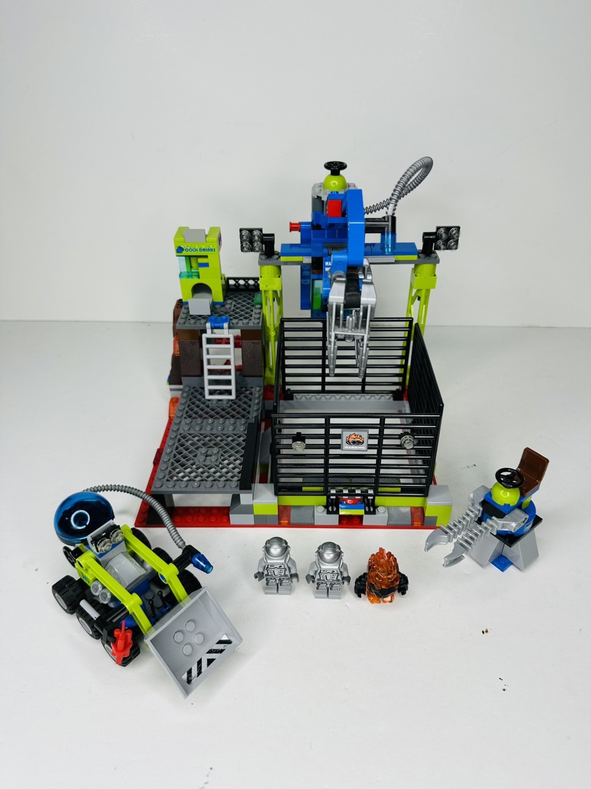 LEGO Power Miners: Lavatraz (8191) - Used 99% Complete Read 