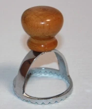 Kitchen Utensil Round Ravioli Cutter With Wooden Handle
