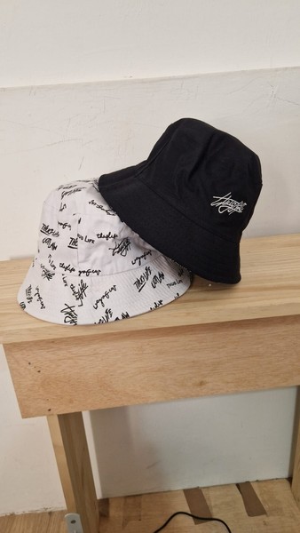  "El gorro de playa que cambia tu estilo con solo un giro."