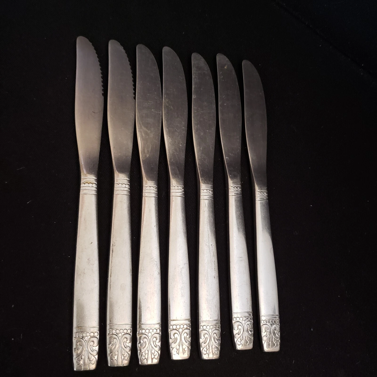 Vintage Oneida Aztec Encore Stainless Set of 7 Dinner Butter Knives 2 Serrated