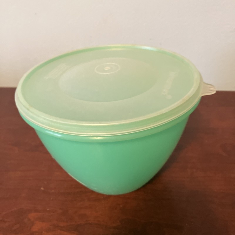 Vintage Tupperware Crisp-It Jadeite Green 679 with lid