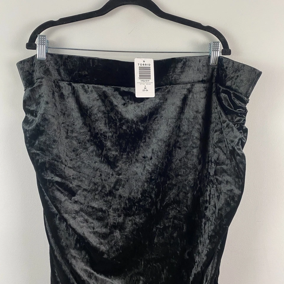 Falda lápiz midi ceñida al cuerpo de terciopelo tórrido talla 3X negra elástica Foto 2 de 4