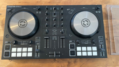 Native Instruments Traktor Kontrol S2 Mk3 DJ Controller with DECKSAVER