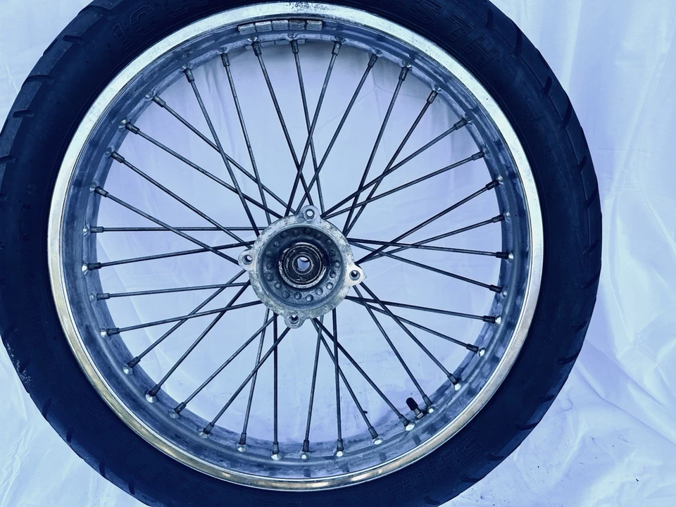 Llanta y neumático Suzuki Savage 650 LS650 2006 Boulevard S40 con radios Foto 2 de 4