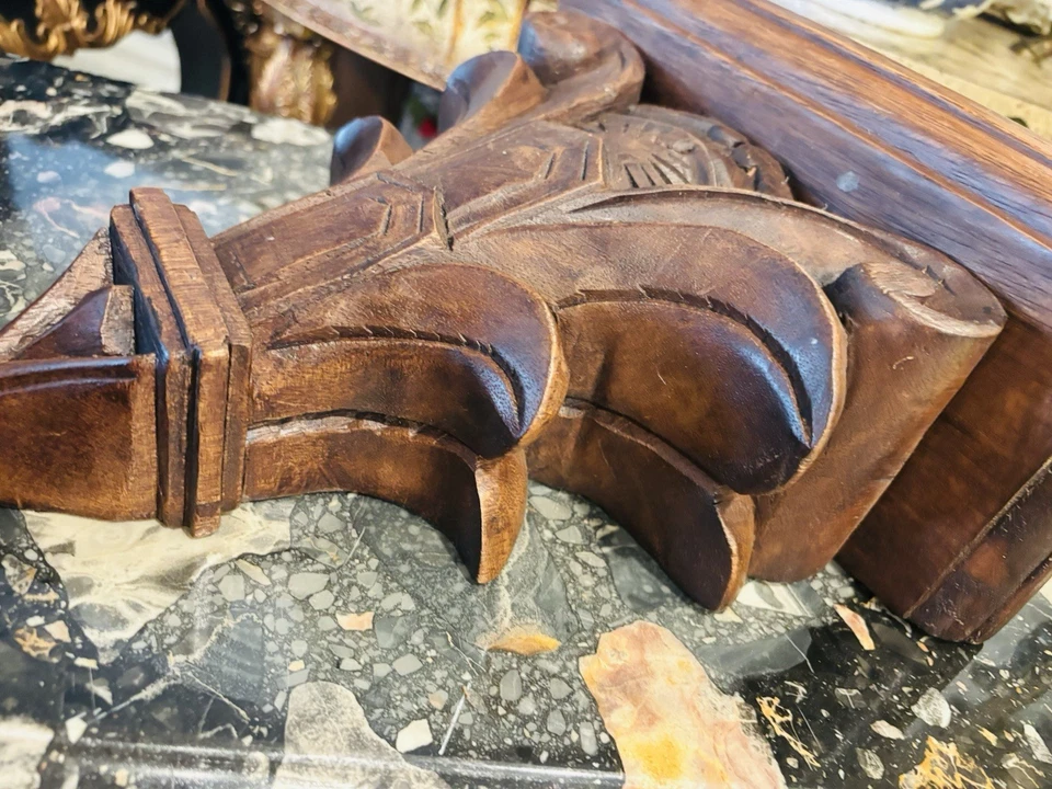 Un par de ménsulas antiguas de madera talladas a mano con motivo flor de lis. Foto 3 de 4