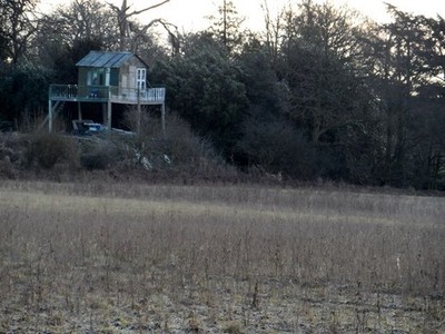 Foto A2 Schuppen auf Stelzen oder Baumhaus ? Potters Bar Seltsame Struktur aus c2013