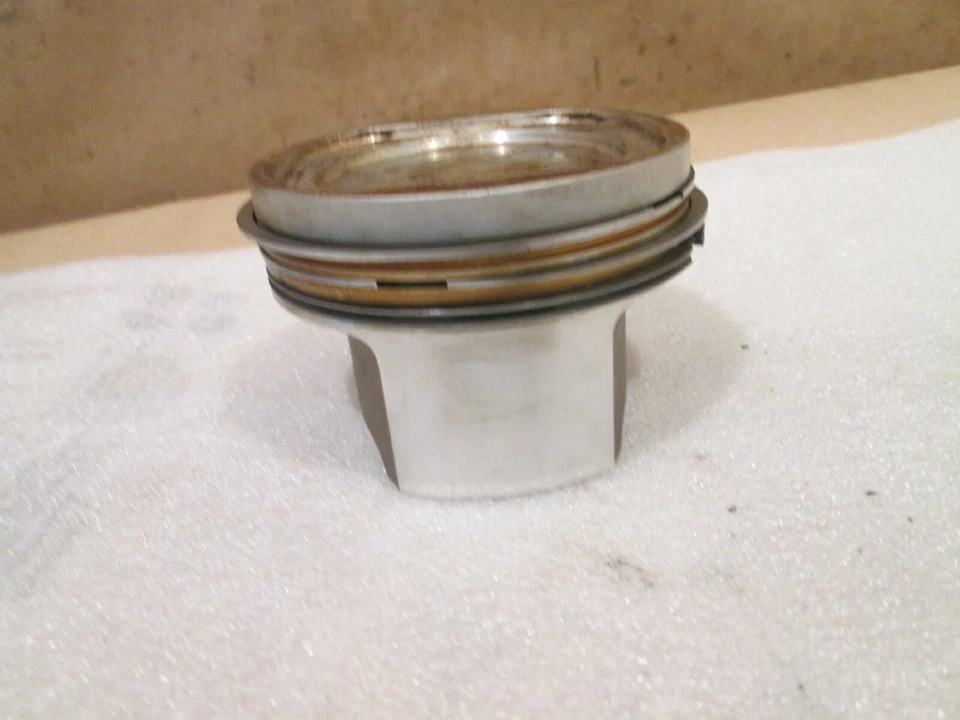 Ferrari 348, Mondial t - Pistón OEM - P/N 137980 Foto 2 de 4