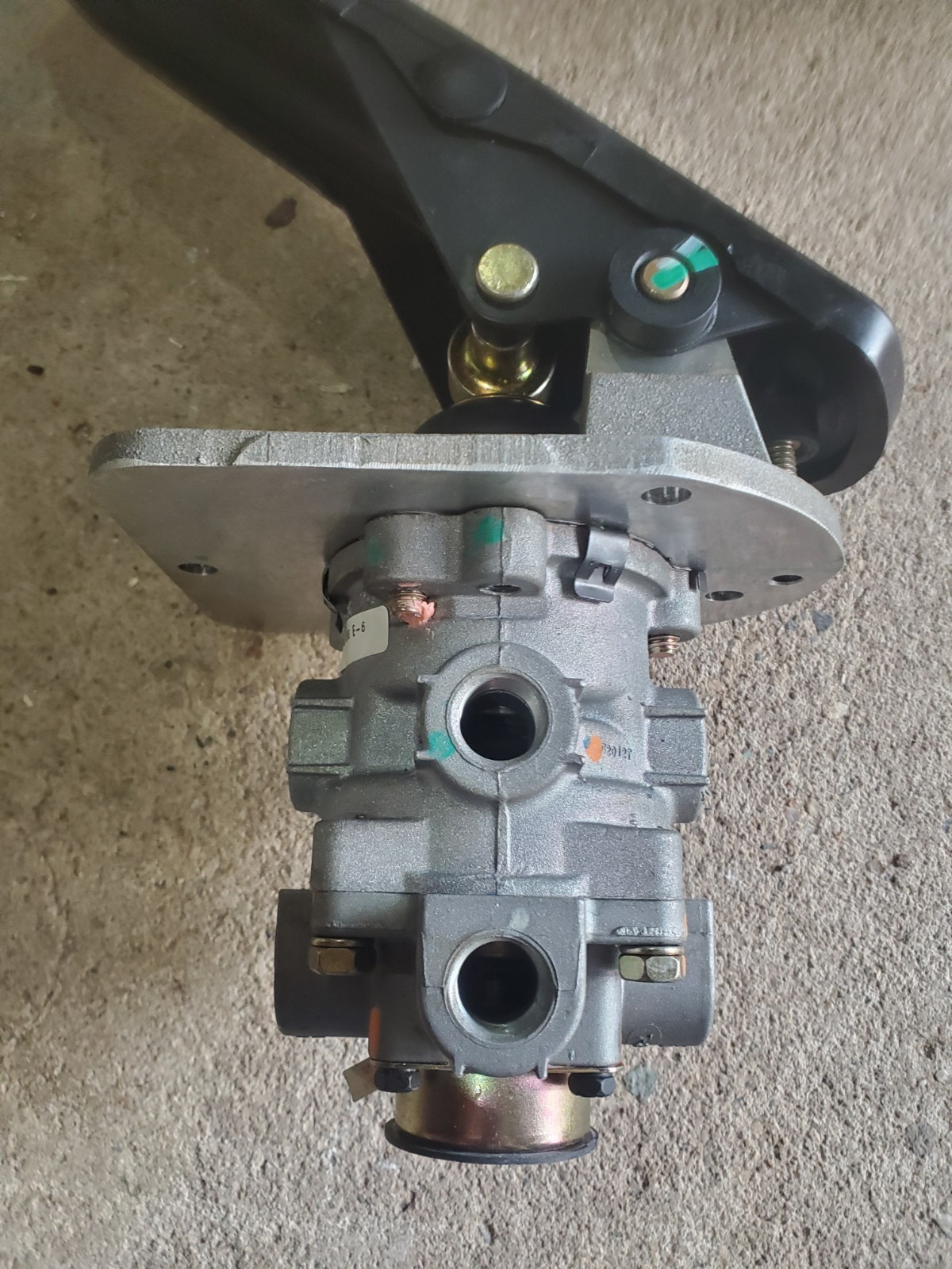 Genuine Bendix Complete E6 Foot Brake Valve With Treadle Assembly, 286171