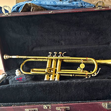 Holton Bb Trumpet 3 Piston Valves Lacquered Brass w/ Case MPN 866421