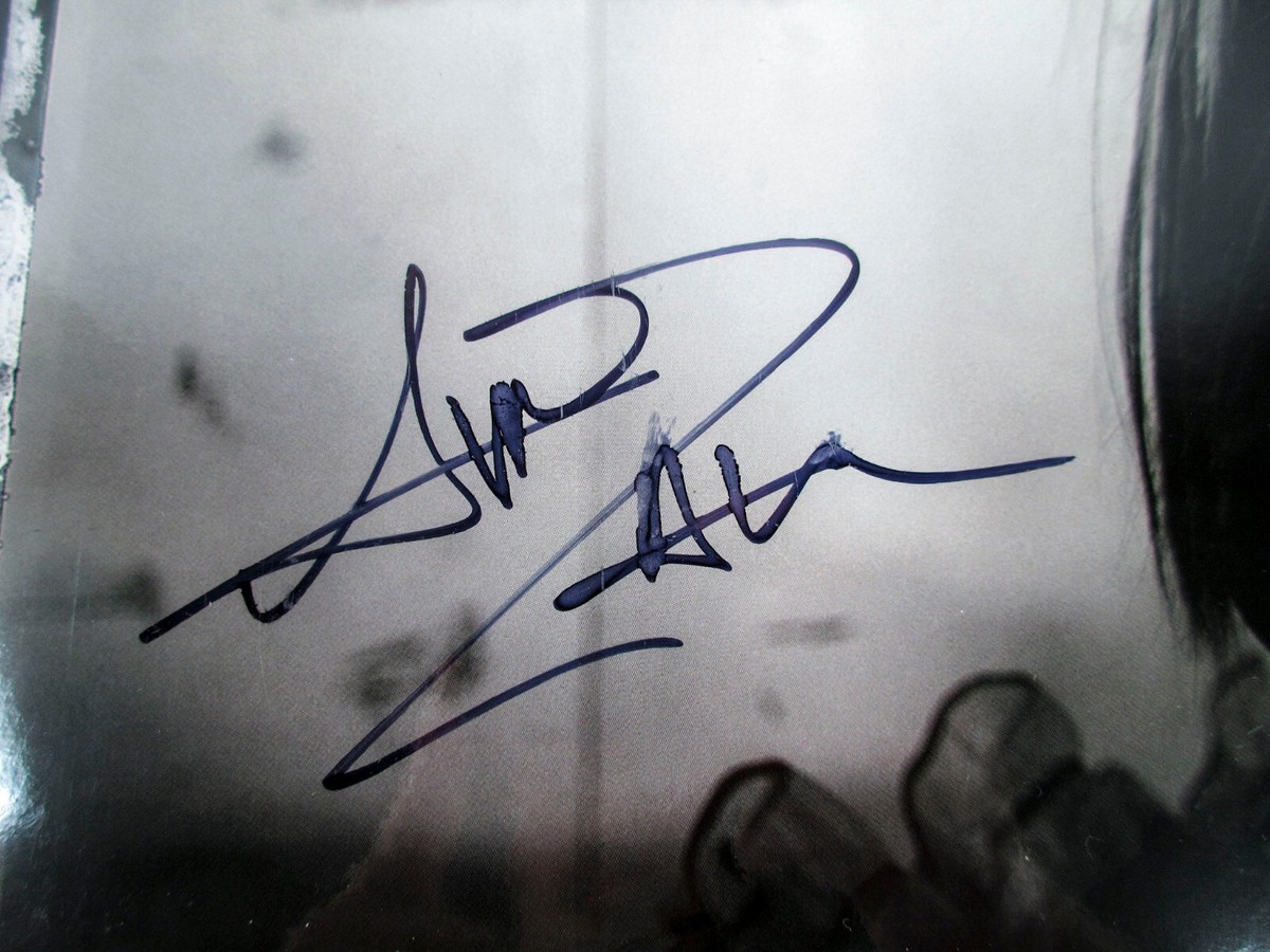 Avril Lavigne Signed Autographed UNDER MY SKIN Vinyl Album