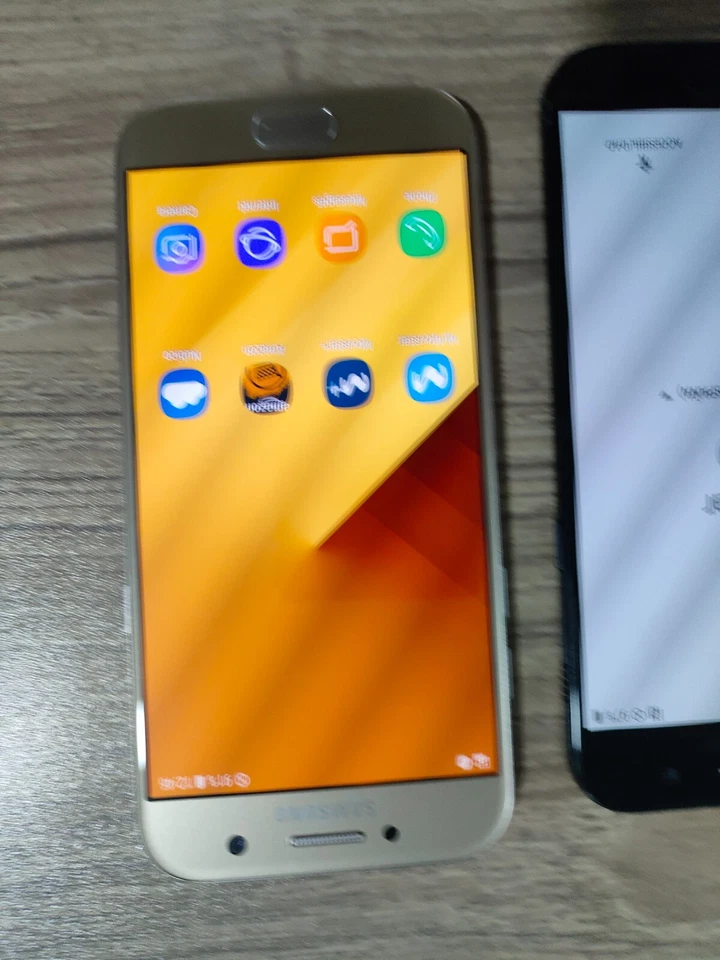 Samsung Galaxy A5 (2017) Unlocked 4G Android 32GB SM-A520F fully functional - Image 4 of 4