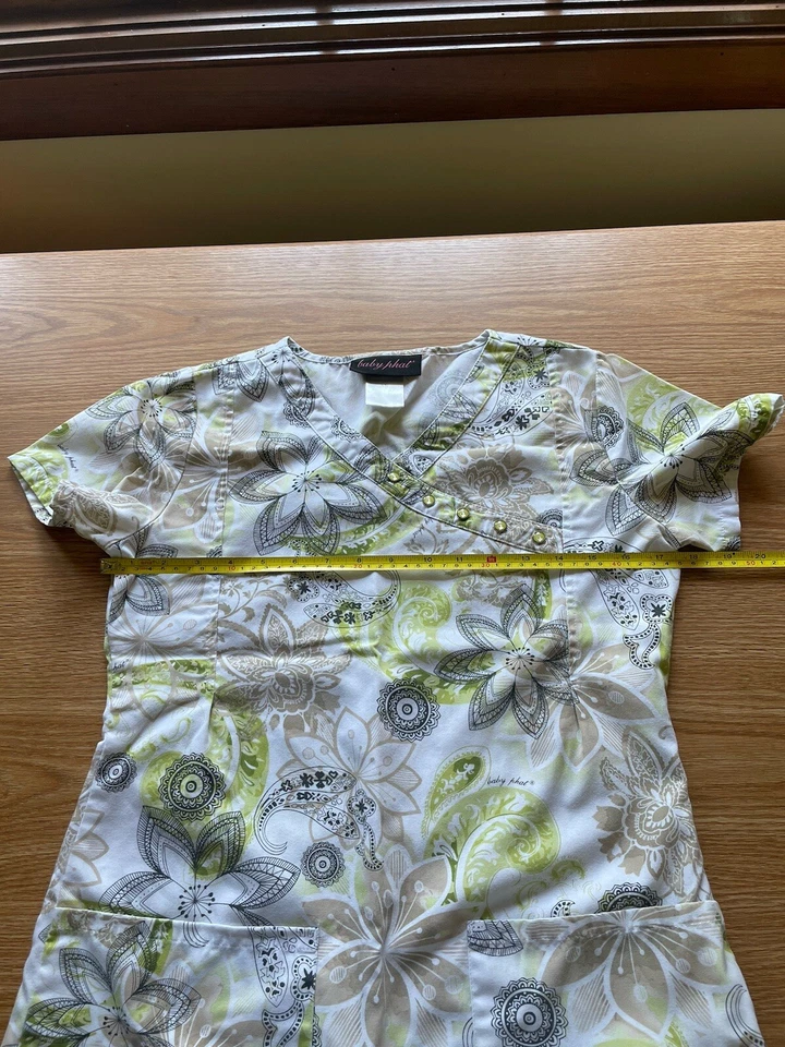 Baby Phat Mujer XS Blusa Médica, Manga Corta, Verde Multi y Cuello en V Foto 3 de 4