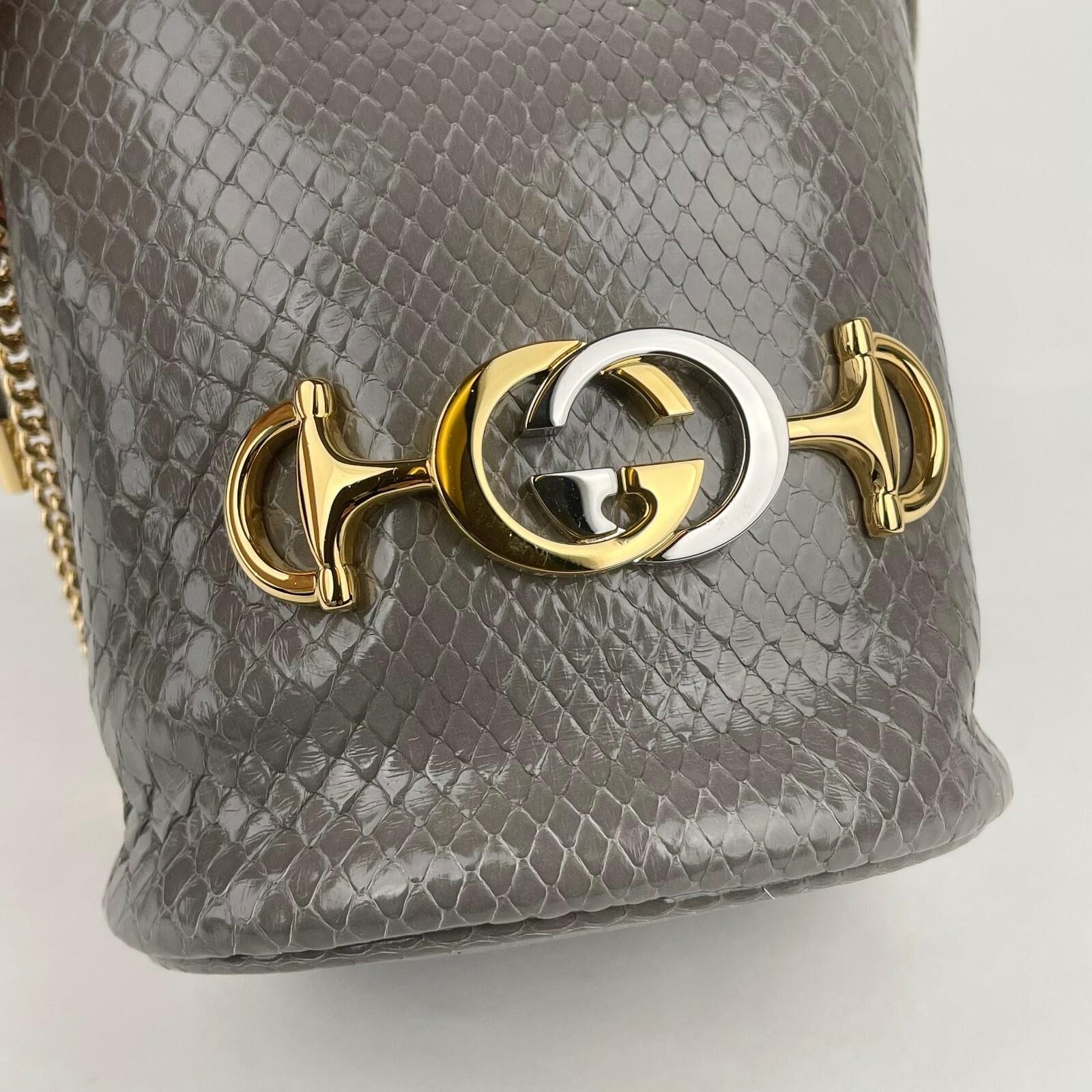 gucci zumi snakeskin mini bucket bag