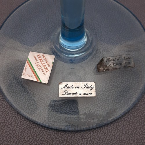 Vaso Vetro Murano Soffiato Fiori Incisi Firmato Calice Azzurro Trasparente 1970 - Foto 9 di 11