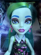 Monster High Buried Secrets Wave 4 Courtside Fang Out Fashion Doll GHOULIA NEW