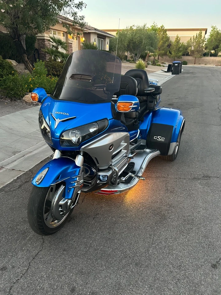 2013 Honda Gold Wing  - Image 2 of 4